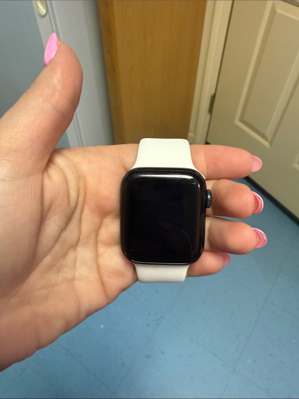 Apple Watch SE 40mm with metal thin band and brand new white band